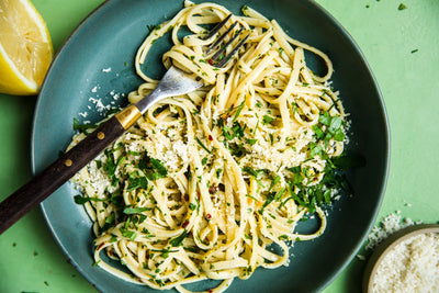 Linguini con salsa de ajo y limón