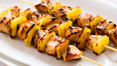 Brochetas de pollo y piña a la parrilla