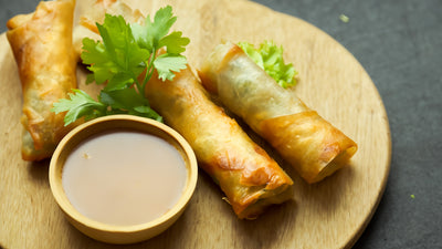 Rollos primavera con salsa de maní