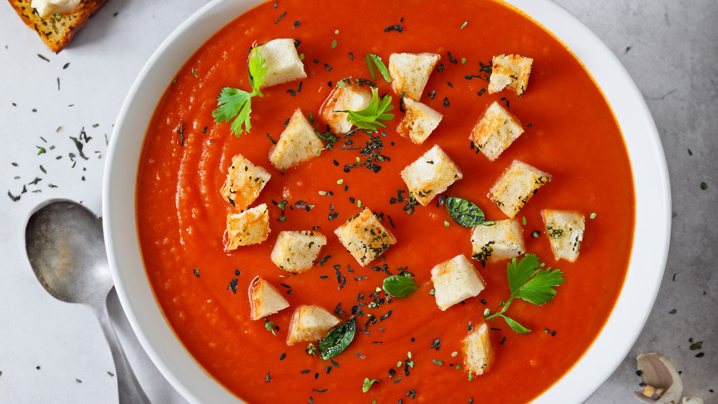 Sopa de tomate asado con pan de ajo