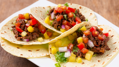 Tacos de carne de res con salsa de piña y chipotle
