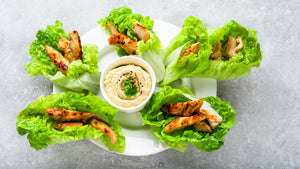 Wraps de lechuga con pollo y hummus